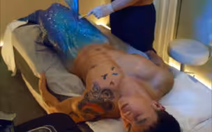 男肌肉美人鱼，上岸太久后受伤了