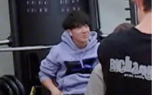鹭卓不愧是弟弟第一好的哥哥。帮弟弟整理秋裤😂