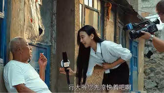 沈腾没来问路，却遇到女记者采访，大爷被黑得真惨，爆笑大爷合集