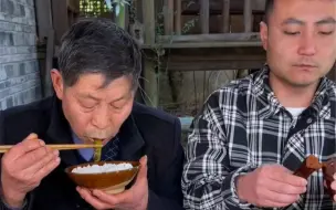 老规矩，先吃蔬菜再啃腊排骨。