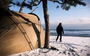 【solo camping】自驾到海边露营，披上白色雪的沙滩上，美丽冻人。