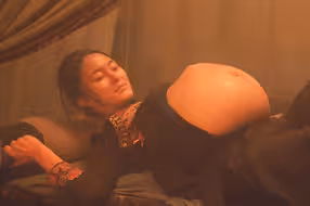 女人怀胎3年却一直不生，神婆赶来一眼看出问题，大呼孩子不能生