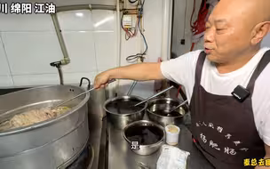 四川江油肥肠之都，大哥小镇卖红烧肥肠，每天烧100斤只用新鲜货