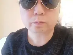 被NHK解雇的中国播音员是谁？