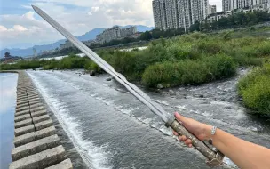墨家统领高渐离的佩剑，剑名是荆轲刺秦前所说的，风萧萧兮易水寒，一剑霜寒十四州！