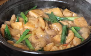 肥肠豆腐煲，一上桌家人都竖起大拇指，热乎乎的一锅，很下饭