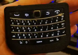 [黑莓]9900蓝牙双模小键盘:最小键鼠设备