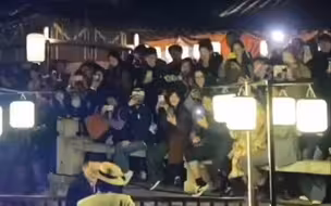 难怪王一博害羞说“快划”，被对面这群人围观真的很容易社亖啊哈哈哈哈哈！再e的人也会i的啊哈哈哈哈哈！