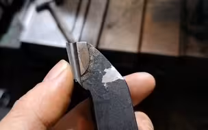 这不是一把普通车刀，吃刀量惊人单边车18㎜。