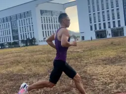 对于新手来说，10公里跑进50分钟和三个月减10斤肉，哪个更难？也许前者靠跑量就可以完成，但是后者更讲究的是自律！