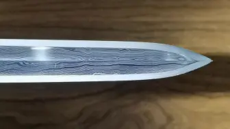 全长105刃长77厚0.6渐薄，纯手工研磨八面汉剑，剑身肌理通透，纹理清晰，高山流水，赏心悦目！欢迎下手