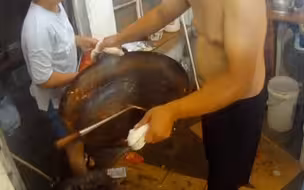 曝光：藏在北京平房区里的外卖“黑食堂”