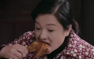 年三十老二出狱回家，直接拿起鸡腿就吃，吓坏家里人