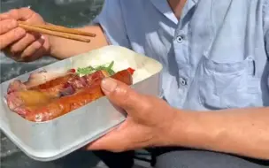 老爸在河边上吃饭胃口是不是要好点，一口都不给我留。