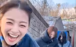 看脚丫子，sana一个鞋飞脸上！