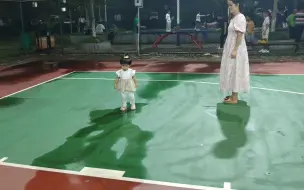 踩水滩是不是每个人类幼崽的天性啊！萌宝和妈妈的幸福追赶！
