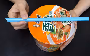 泡方便面的时候，在盖子上放一根吸管，解决了大家困扰的一个问题