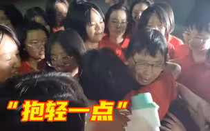 熄灯前毕业生们突然冲出宿舍，紧紧抱住张桂梅…
