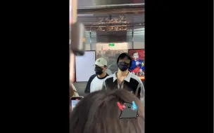 520侯明昊出妆路透   又是穿搭满分的一天  少年白马醉春风