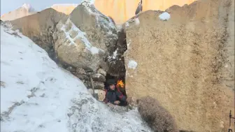 独自来到大雪覆盖的戈壁，意外发现一个石缝，将其改造成一个临时遮蔽的居所！