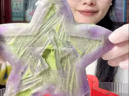 脆皮青汁冰，有点埋汰，不要见怪，就是喜欢这种爆汁爆浆爆粉的感觉，怎么能不埋汰呢……有喜欢的举起你们的手来，让我看到你们……