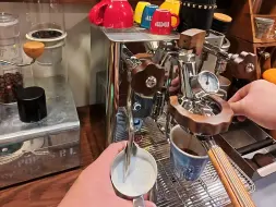 今天咖啡依旧拿铁！来一杯我请客！