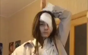 在地下室等莱纳的艾伦