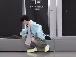 张奕然：嘿嘿嘿嘿，吓到魏子宸哈哈哈