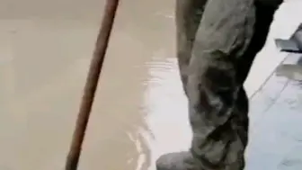 致敬！抗洪一线的人民子弟兵！！泥巴裹满裤腿！辛苦了