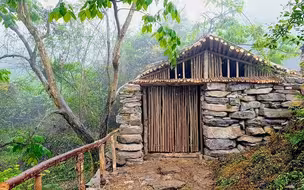 野外建造，40岁中年男子为了逃离房贷的压力，在山里徒手搭建出不花钱的坚固石屋