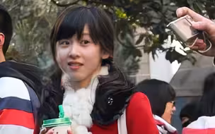章泽天奶茶妹妹2011年金陵中学美食节游玩被追要合影