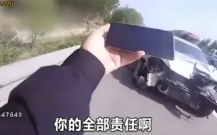女司机高速上被撞喊委屈，回看事发监控，交警：你负全责