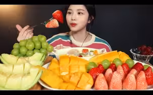 【中字】Eat With Boki | 果汁砰砰甜甜的水果吃播!  粉红草莓 大王芒果 甜瓜加上酸奶