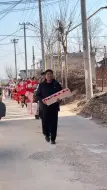 宝宝百日宴，女子娘家几十人带礼品排队道喜仪式感拉满：很幸福