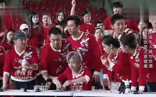 奔跑吧：鹿晗比赛喝啤酒，一次喝两杯，还是这么的帅气！