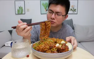 做一碗干香有味的排骨焖面，加上两个荷包蛋，就着大蒜真得劲儿