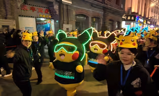 上海南京路皮卡丘巡游，稀有黑衣DJ皮卡丘