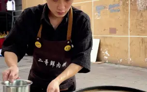 我10几岁就没有读书了，没有文凭，没有学历；在社会上打拼10几年了，目前一个人在重庆摆摊卖鲜肉饼；今天出摊做500个饼；