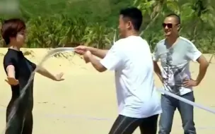 吴京你往哪喷水呢，大白天的，你老婆也不行