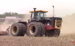 VERSATILE 936拖拉机耕田