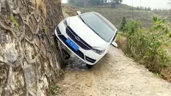 高坎小路上的经典会车 都爬上墙了 我教练来了都看不懂这操作