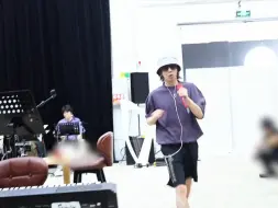 大哥遛弯顺便彩个排