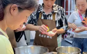 你只要不在我旁边摆摊，只要你不怕苦，不怕累，我就敢把我鲜肉饼技术毫无保留教你；把我吃饭手艺教会你；