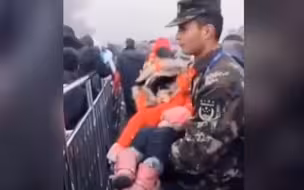 “他一身戎装，眼里却尽是温柔”