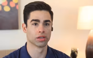 Lucas去面试助手，被Smith医生利用思维控制器伪装的耳机控制心智，言听计从