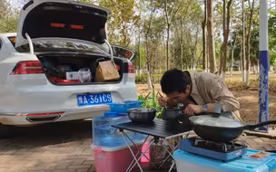 床车自驾游，早上刚一起床就被围观了，小伙这床车该的让人羡慕啊