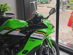 一条视频带您逛逛川崎展厅#摩托车#机车#川崎Z900RSSE#川崎ZX-4RR#川崎ZX-10R