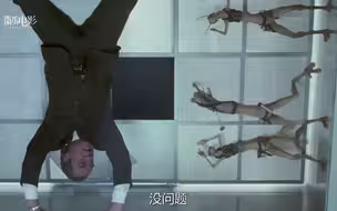 黑衣人带领四条虫子杀回总部，不料刚进电梯，就被打成筛子