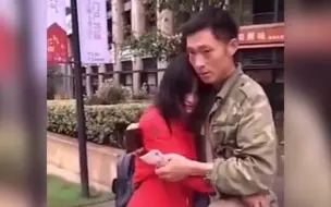 泪目！父亲从工地赶来给女儿送钱，女儿心疼父亲，泪流满面不忍心接那几百块钱！