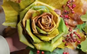 树叶折玫瑰花的第二种折法，梧桐树叶折玫瑰花教程，树叶手工DIY，教你用树叶折一朵玫瑰！ #树叶手工 #梧桐树叶折玫瑰花 #树叶DIY